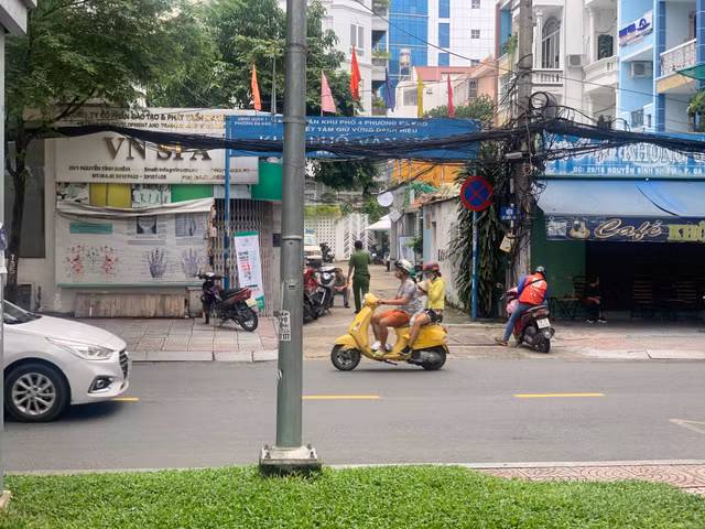 Công an vào cuộc vụ thẩm phán, giảng viên cùng nhóm người lạ bị tố ngang nhiên xông vào nhà dân, “bắt cóc” 3 cháu nhỏ - Hình 3 Cong an vao cuoc vu tham phan, giang vien cung nhom nguoi la bi to ngang nhien xong vao nha dan, “bat coc” 3 chau nho-Hinh-3