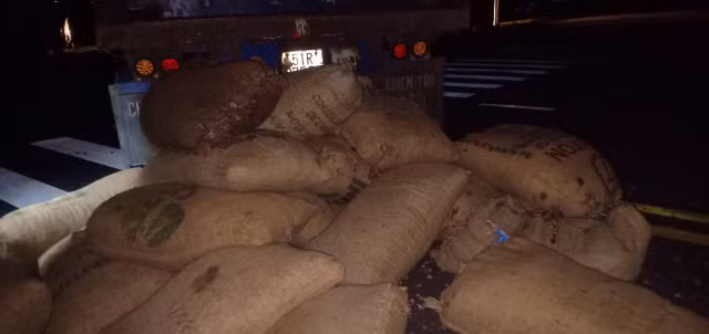 Nhóm trộm hạt điều hối lộ 20 triệu đồng với bảo vệ khi bị bắt quả tang ở Sài Gòn Nhom trom hat dieu hoi lo 20 trieu dong voi bao ve khi bi bat qua tang o Sai Gon