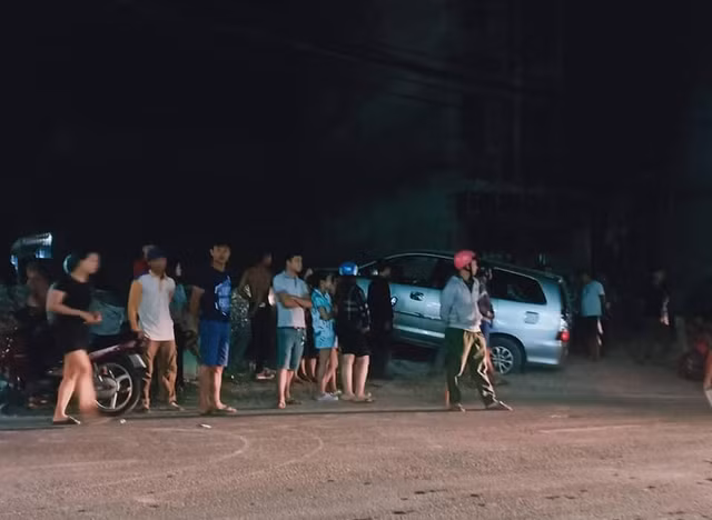 Trên xe người đàn ông bị súng bắn xuyên tim có chứa thuốc lá lậu và dao tự chế - Hình 2 Tren xe nguoi dan ong bi sung ban xuyen tim co chua thuoc la lau va dao tu che-Hinh-2