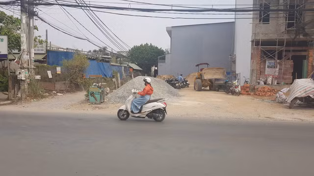 Trên xe người đàn ông bị súng bắn xuyên tim có chứa thuốc lá lậu và dao tự chế - Hình 3 Tren xe nguoi dan ong bi sung ban xuyen tim co chua thuoc la lau va dao tu che-Hinh-3