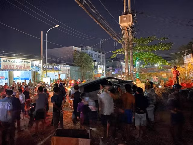 Trên xe người đàn ông bị súng bắn xuyên tim có chứa thuốc lá lậu và dao tự chế Tren xe nguoi dan ong bi sung ban xuyen tim co chua thuoc la lau va dao tu che