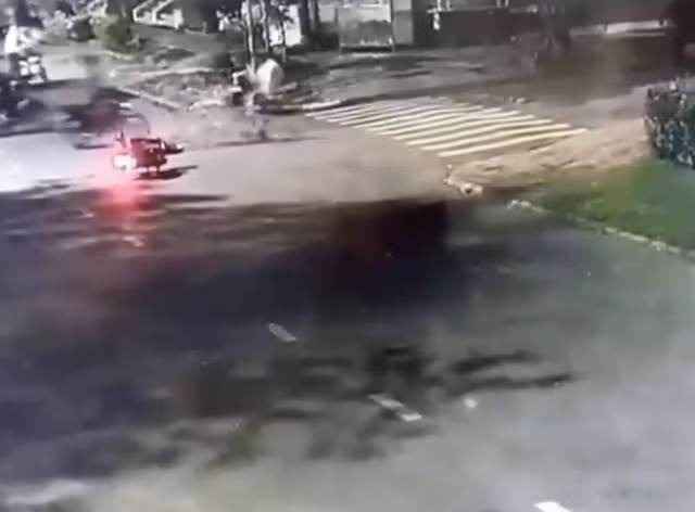 Nhóm thanh niên đánh cướp đồ của đôi nam nữ táo tợn trên đường phố Sài Gòn Nhom thanh nien danh cuop do cua doi nam nu tao ton tren duong pho Sai Gon