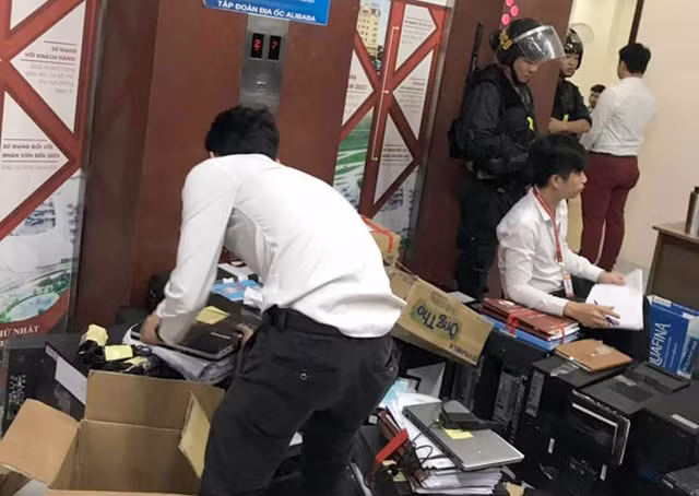 Công an xuyên đêm khám xét trụ sở Công ty Alibaba của Nguyễn Thái Luyện - Hình 2 Cong an xuyen dem kham xet tru so Cong ty Alibaba cua Nguyen Thai Luyen-Hinh-2