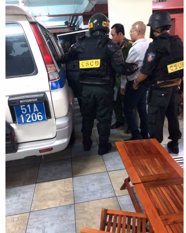 Công an xuyên đêm khám xét trụ sở Công ty Alibaba của Nguyễn Thái Luyện - Hình 5 Cong an xuyen dem kham xet tru so Cong ty Alibaba cua Nguyen Thai Luyen-Hinh-5