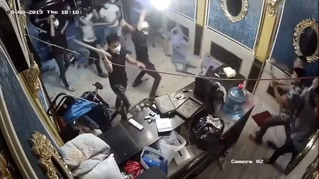 Hàng chục giang hồ đập phá nhà hàng cuỗm túi xách chứa 200 triệu đồng ở trung tâm Sài Gòn Hang chuc giang ho dap pha nha hang cuom tui xach chua 200 trieu dong o trung tam Sai Gon