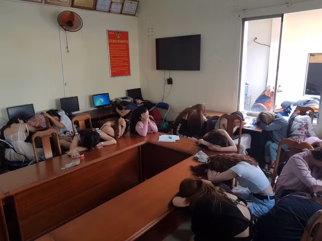 200 nam thanh nữ tú mở hội ma túy trong quán bar giữa Sài Gòn 200 nam thanh nu tu mo hoi ma tuy trong quan bar giua Sai Gon