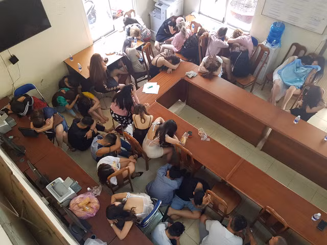 200 nam thanh nữ tú mở hội ma túy trong quán bar giữa Sài Gòn - Hình 3 200 nam thanh nu tu mo hoi ma tuy trong quan bar giua Sai Gon-Hinh-3