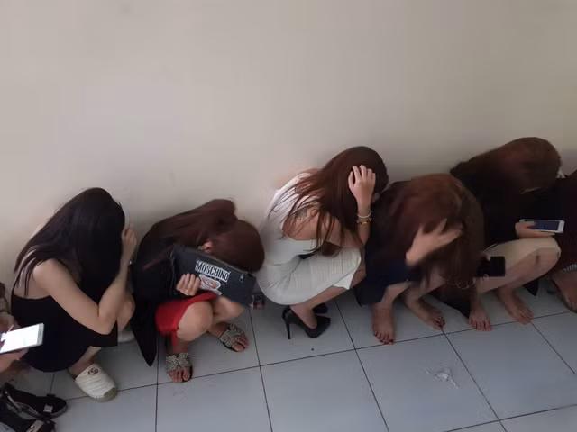 200 nam thanh nữ tú mở hội ma túy trong quán bar giữa Sài Gòn - Hình 2 200 nam thanh nu tu mo hoi ma tuy trong quan bar giua Sai Gon-Hinh-2
