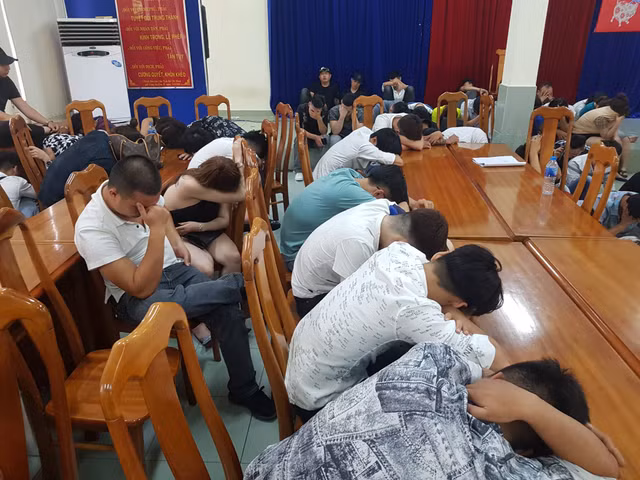 200 nam thanh nữ tú mở hội ma túy trong quán bar giữa Sài Gòn - Hình 4 200 nam thanh nu tu mo hoi ma tuy trong quan bar giua Sai Gon-Hinh-4