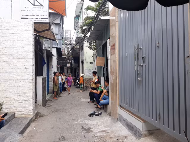 Nghi can giết nữ sinh 19 tuổi được phát hiện tử vong dưới kênh Nhiêu Lộc Nghi can giet nu sinh 19 tuoi duoc phat hien tu vong duoi kenh Nhieu Loc