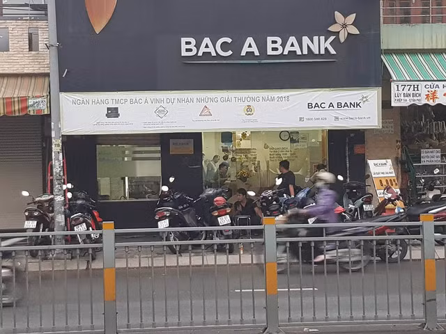 Thanh niên cần tiền kinh doanh quần áo nên cầm súng rulo cướp ngân hàng Bắc Á - Hình 3 Thanh nien can tien kinh doanh quan ao nen cam sung rulo cuop ngan hang Bac A-Hinh-3