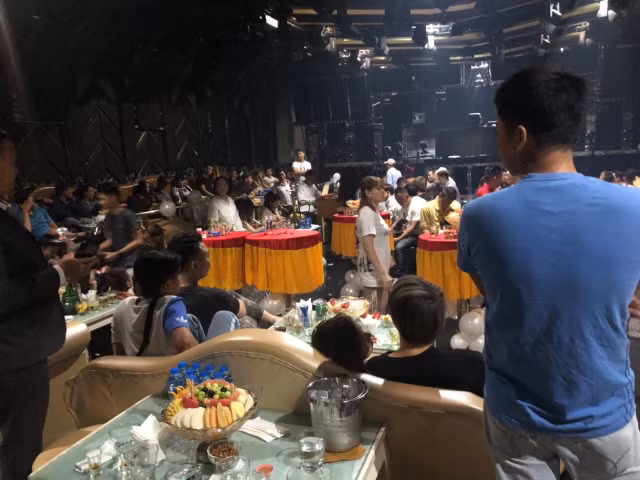 Đột kích vũ trường ở Sài Gòn phát hiện hàng chục dân chơi dương tính với ma tuý Dot kich vu truong o Sai Gon phat hien hang chuc dan choi duong tinh voi ma tuy