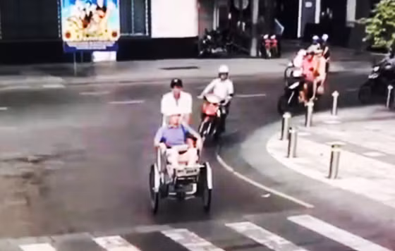 Hai người chạy xích lô 'chặt chém' khách ngoại quốc gần 2 triệu ở Sài Gòn - Hình 2 Hai nguoi chay xich lo 'chat chem' khach ngoai quoc gan 2 trieu o Sai Gon-Hinh-2
