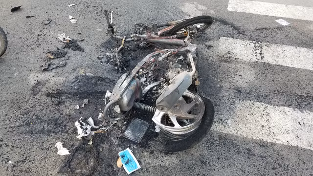 Hai nhóm thanh niên hỗn chiến kinh hoàng vì can ngăn 2 cô gái đánh nhau - Hình 2 Hai nhom thanh nien hon chien kinh hoang vi can ngan 2 co gai danh nhau-Hinh-2