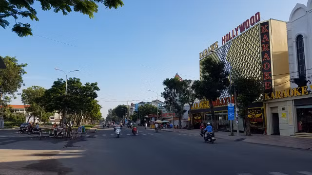 Hai nhóm thanh niên hỗn chiến kinh hoàng vì can ngăn 2 cô gái đánh nhau Hai nhom thanh nien hon chien kinh hoang vi can ngan 2 co gai danh nhau