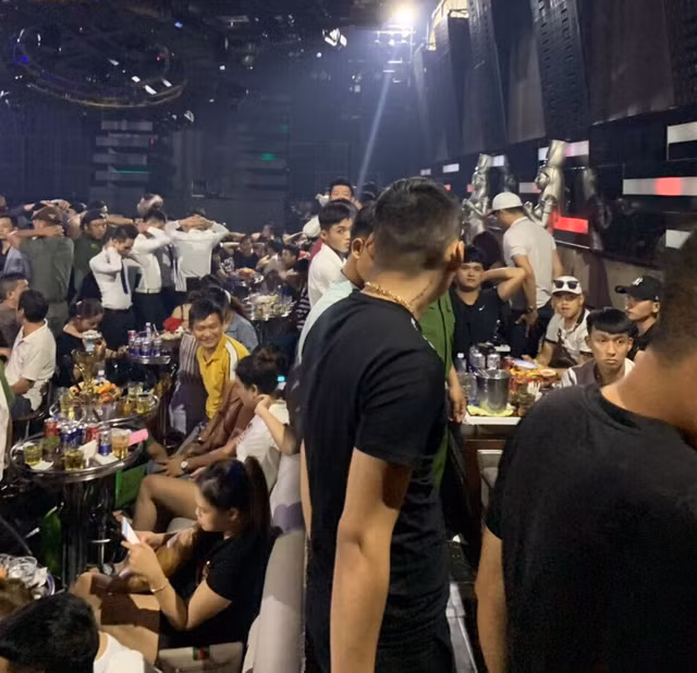 Đột kích quán bar ở Sài Gòn, hàng trăm dân chơi tháo chạy tán loạn Dot kich quan bar o Sai Gon, hang tram dan choi thao chay tan loan