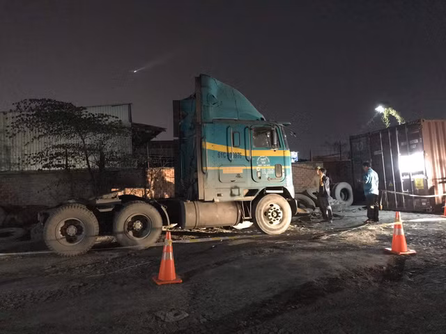 Nam tài xế tử vong bất thường trong cabin xe container ở bãi đậu - Hình 2 Nam tai xe tu vong bat thuong trong cabin xe container o bai dau-Hinh-2