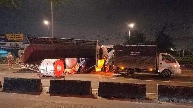 Ba cuộn thép hàng chục tấn rơi xuống đè bẹp xe tải, 2 vợ chồng thoát chết ngoạn mục Ba cuon thep hang chuc tan roi xuong de bep xe tai, 2 vo chong thoat chet ngoan muc
