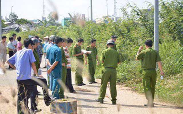 Nhóm cướp ở Sài Gòn ép xe đôi nam nữ rớt xuống kênh rồi lấy tài sản Nhom cuop o Sai Gon ep xe doi nam nu rot xuong kenh roi lay tai san