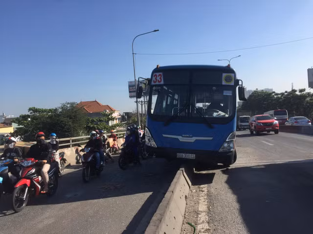 Nhieu nguoi thoat chet khi xe buyt 'treo' len dai phan cach o Sai Gon
