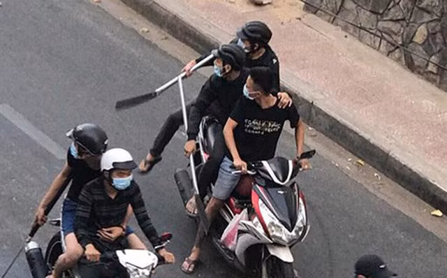 Nhóm đối tượng dùng mã tấu chém hai anh em ruột đứt gần lìa tay Nhom doi tuong dung ma tau chem hai anh em ruot dut gan lia tay