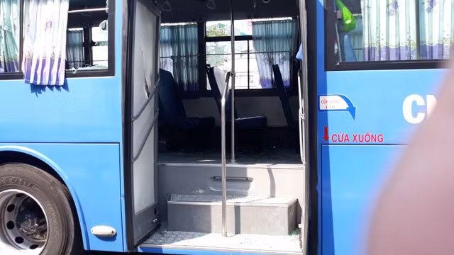 Triệu tập nhóm giang hồ chặn xe buýt đập phá ở Sài Gòn Trieu tap nhom giang ho chan xe buyt dap pha o Sai Gon