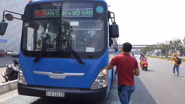 Triệu tập nhóm giang hồ chặn xe buýt đập phá ở Sài Gòn - Hình 2 Trieu tap nhom giang ho chan xe buyt dap pha o Sai Gon-Hinh-2