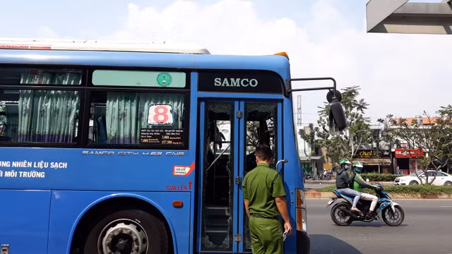 'Giang hồ' chặn xe buýt trước Gigamall Sài Gòn đập phá khiến nhiều người hoảng sợ 'Giang ho' chan xe buyt truoc Gigamall Sai Gon dap pha khien nhieu nguoi hoang so