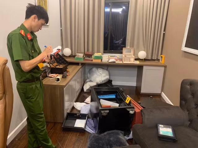 Ca sĩ Nhật Kim Anh báo mất trộm 100 cây vàng, nhẫn kim cương và 500 triệu đồng - Hình 3 Ca si Nhat Kim Anh bao mat trom 100 cay vang, nhan kim cuong va 500 trieu dong-Hinh-3