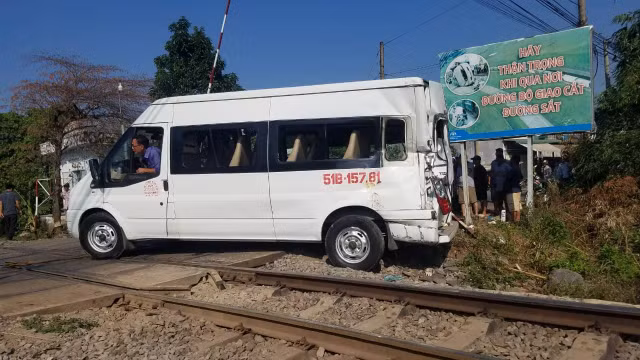 Tàu hoả tông ô tô 16 chỗ, ít nhất 5 người bị thương - Hình 4 Tau hoa tong o to 16 cho, it nhat 5 nguoi bi thuong-Hinh-4