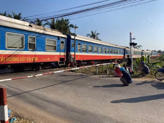 Tàu hoả tông ô tô 16 chỗ, ít nhất 5 người bị thương - Hình 3 Tau hoa tong o to 16 cho, it nhat 5 nguoi bi thuong-Hinh-3
