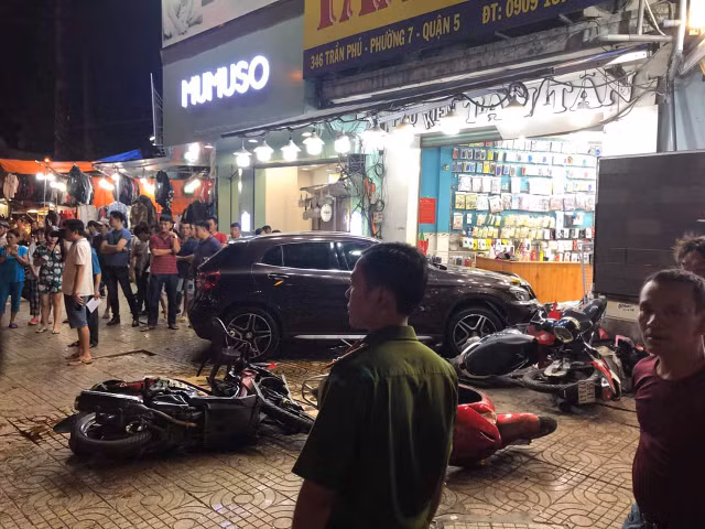 Người phụ nữ điều khiển xe điên Mercedes gây tai nạn hàng loạt ở Sài Gòn là ai? Nguoi phu nu dieu khien xe dien Mercedes gay tai nan hang loat o Sai Gon la ai?