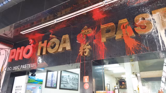 Bắt 4 người 'khủng bố' quán phở Hòa nổi tiếng ở Sài Gòn bằng mắm tôm - Hình 2 Bat 4 nguoi 'khung bo' quan pho Hoa noi tieng o Sai Gon bang mam tom-Hinh-2