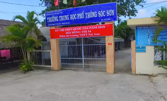 Sốc trước loạt ảnh 'nóng' của thầy giáo 55 tuổi với nữ sinh lớp 10 - Hình 7 Soc truoc loat anh 'nong' cua thay giao 55 tuoi voi nu sinh lop 10-Hinh-7