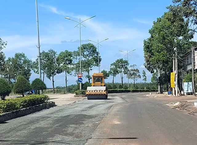Dong Xoai (Binh Phuoc): Vi sao duong Ho Xuan Huong cu sua lai hong?-Hinh-4