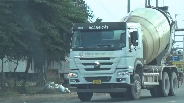 Binh Phuoc: Xe qua tai thi nhau chay vao Cong ty Co phan Be tong Hoang Cat-Hinh-4