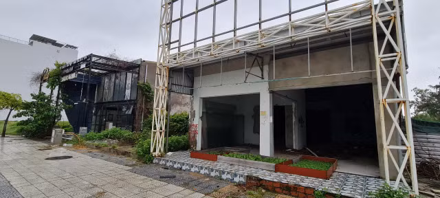 Nhà hàng, khách sạn trên tuyến đường 5 sao ở Đà Nẵng bỏ hoang vì vắng khách - Hình 6 Nha hang, khach san tren tuyen duong 5 sao o Da Nang bo hoang vi vang khach-Hinh-6