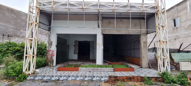 Nhà hàng, khách sạn trên tuyến đường 5 sao ở Đà Nẵng bỏ hoang vì vắng khách - Hình 7 Nha hang, khach san tren tuyen duong 5 sao o Da Nang bo hoang vi vang khach-Hinh-7