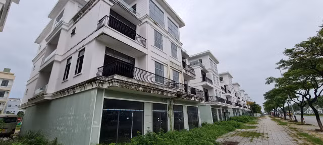 Can canh loat shophouse chuc ty bo hoang o Da Nang