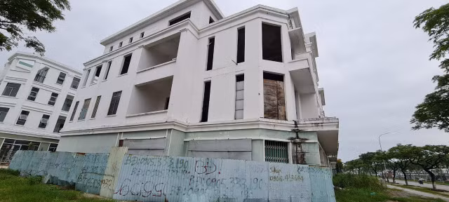 Cận cảnh loạt shophouse chục tỷ bỏ hoang ở Đà Nẵng - Hình 14 Can canh loat shophouse chuc ty bo hoang o Da Nang-Hinh-14