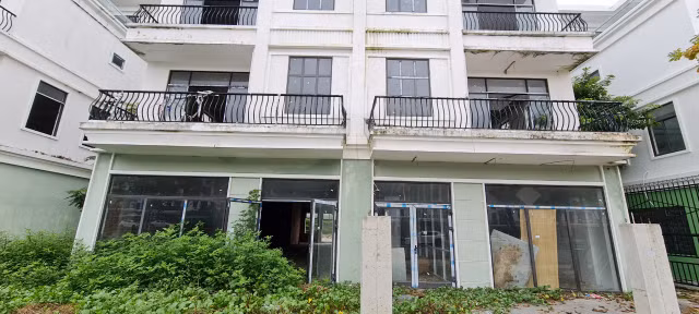 Cận cảnh loạt shophouse chục tỷ bỏ hoang ở Đà Nẵng - Hình 12 Can canh loat shophouse chuc ty bo hoang o Da Nang-Hinh-12