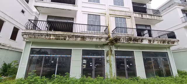 Cận cảnh loạt shophouse chục tỷ bỏ hoang ở Đà Nẵng - Hình 13 Can canh loat shophouse chuc ty bo hoang o Da Nang-Hinh-13