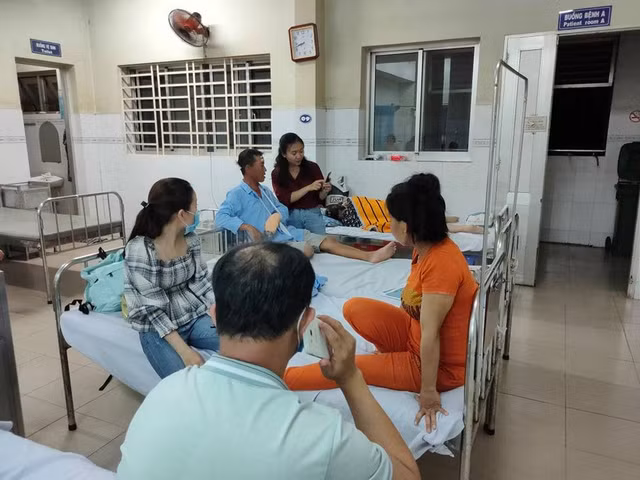 Chum anh: Cong nhan bi thuong do sap tuong o Dong Nai dang duoc dieu tri-Hinh-2