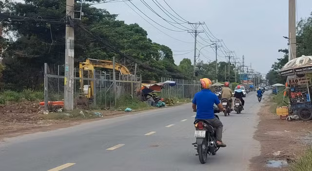 Hình ảnh nham nhở trên công trường mở rộng đường Tân Kỳ Tân Quý - Hình 12 Hinh anh nham nho tren cong truong mo rong duong Tan Ky Tan Quy-Hinh-12