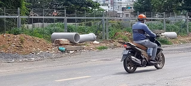 Hình ảnh nham nhở trên công trường mở rộng đường Tân Kỳ Tân Quý - Hình 10 Hinh anh nham nho tren cong truong mo rong duong Tan Ky Tan Quy-Hinh-10