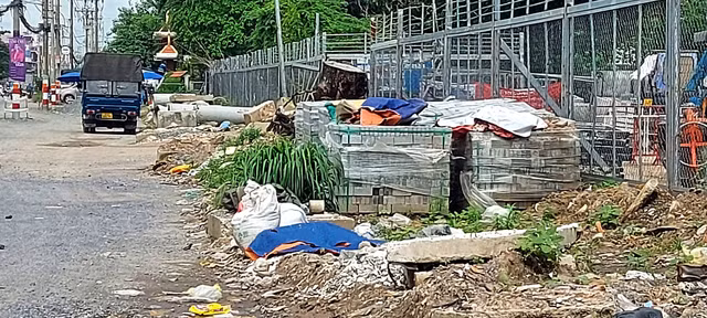 Hình ảnh nham nhở trên công trường mở rộng đường Tân Kỳ Tân Quý - Hình 8 Hinh anh nham nho tren cong truong mo rong duong Tan Ky Tan Quy-Hinh-8