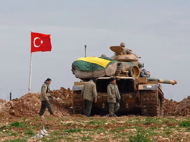 Bất ngờ với loại xe tăng chủ lực của Thổ Nhĩ Kỳ ở Syria Bat ngo voi loai xe tang chu luc cua Tho Nhi Ky o Syria