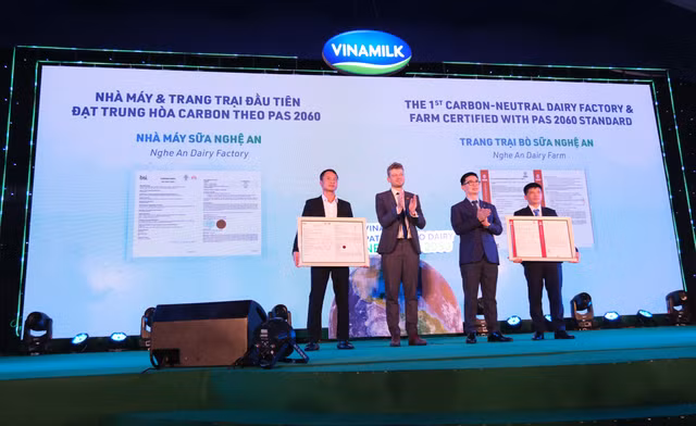 Vinamilk có nhà máy và trang trại đạt chứng nhận trung hoà carbon - Hình 3 Vinamilk co nha may va trang trai dat chung nhan trung hoa carbon-Hinh-3