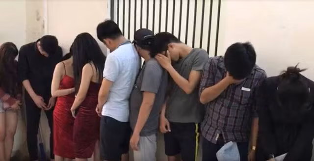 Nhiều cô gái phê ma túy trong quán bar ở Sài Gòn Nhieu co gai phe ma tuy trong quan bar o Sai Gon