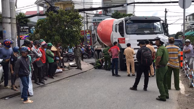 Xe tron be tong cuon nguoi phu nu vao gam, nhieu gio sau moi dua duoc ra ngoai-Hinh-2